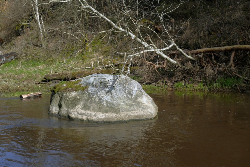 Akmens Viesatas upē