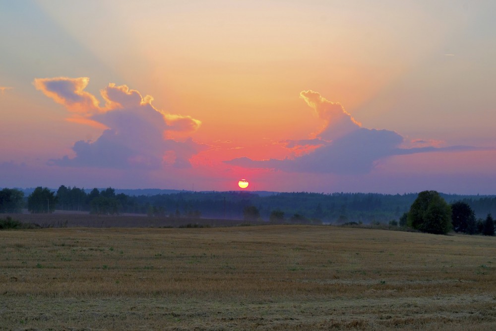 Saulrieta ainava ar mākoņiem Saulrieta ainava ar mākoņiem