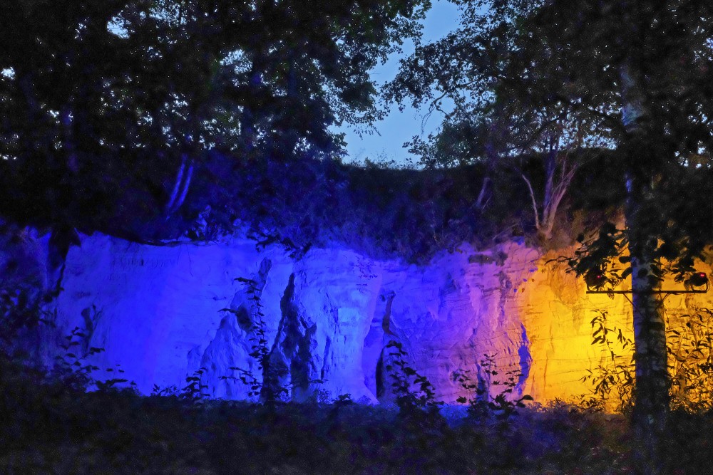 Raunas smilšakmens atsegums naktī