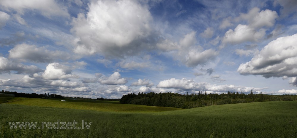 Ainava ar mākoņiem