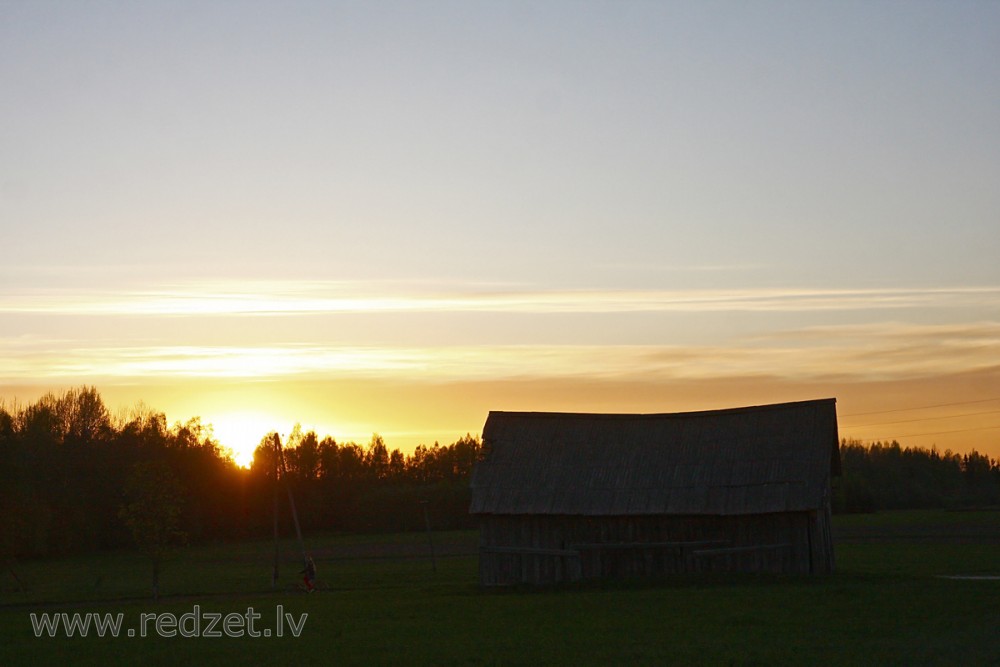 Lauku saulrieta ainava