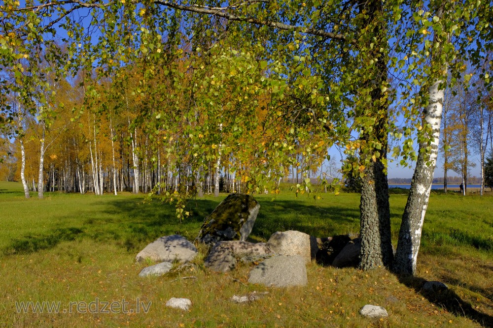 Akmeņi pie bērza, rudens ainava