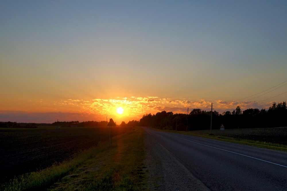 Krāšņa saulrieta ainava, saules stari