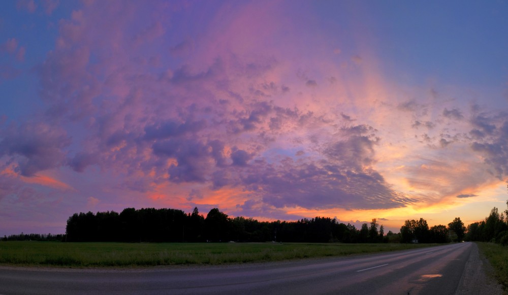 Vakara ainava ar krāšņām debesīm