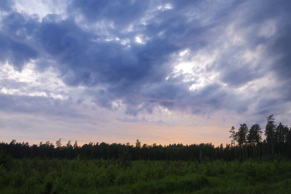 Mākoņainas debesis, vakara ainava