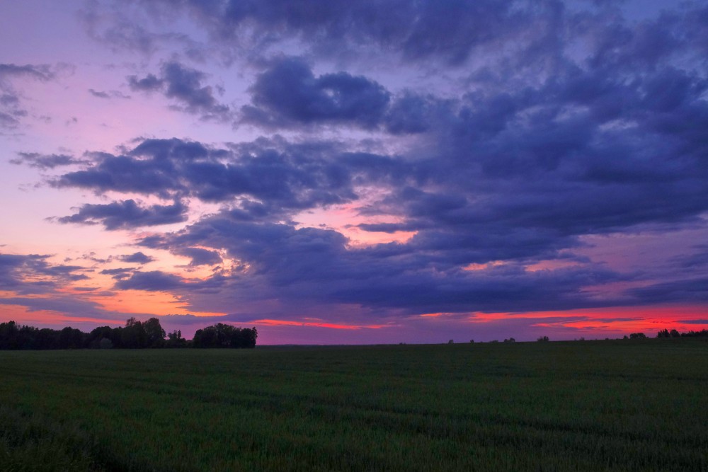 Krāšņas, mākoņainas debesis pēc saulrieta