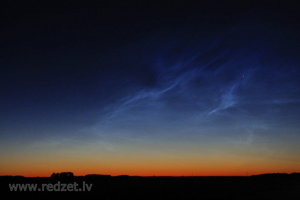 Sudrabainie mākoņi, Naksnīgas debesis