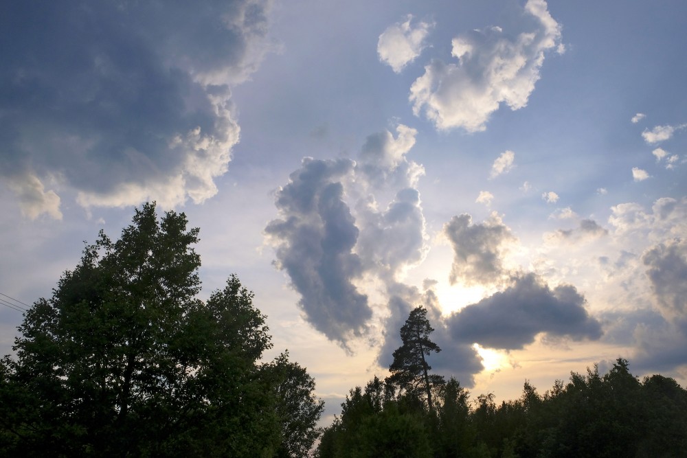 Mākoņainas debesis, vakara ainava