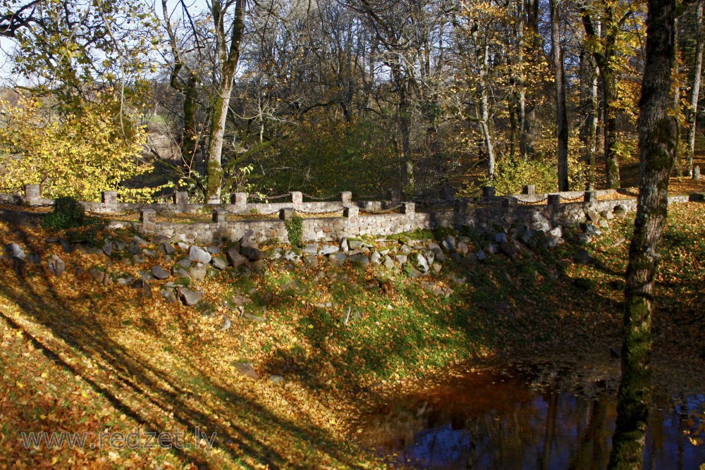 Akmens tilts pār nocietinājuma grāvi