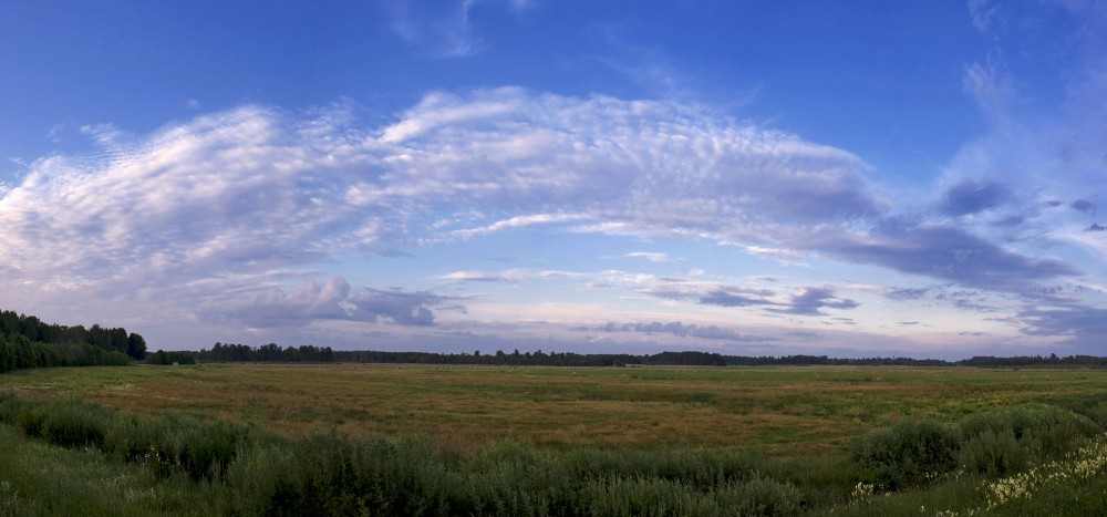 Lauku panorāma, mākoņainas debesis