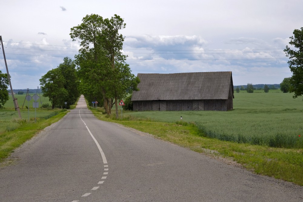 Lauku ainava ar ceļu