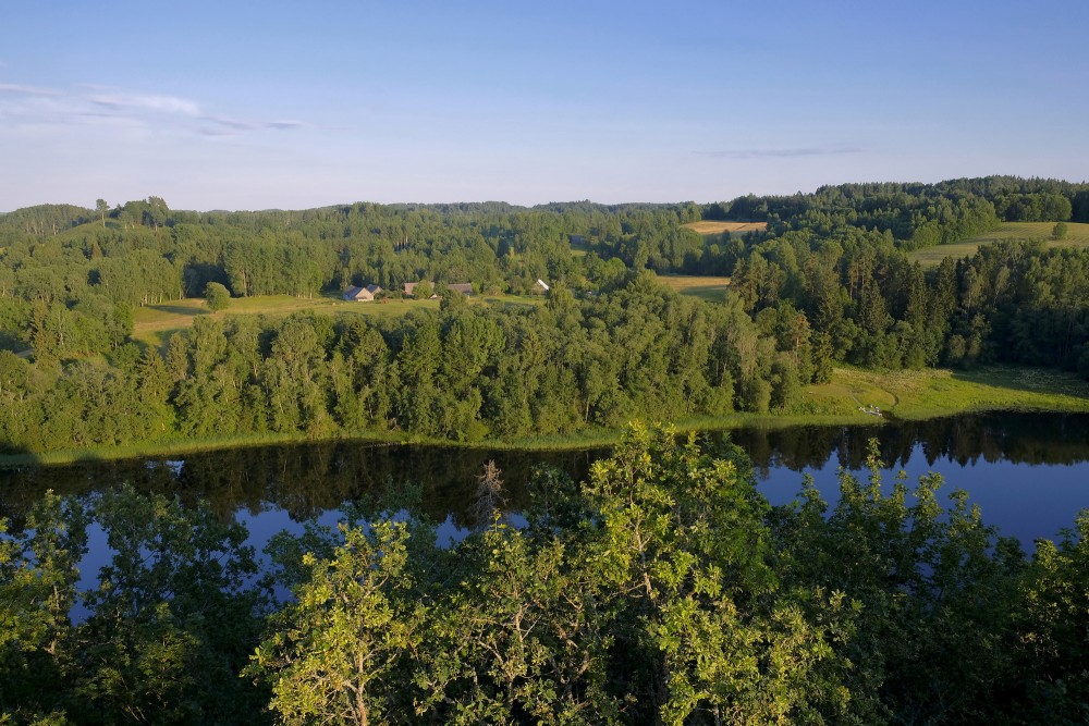 Skats no skatu torņa Korneti Dzērves kalnā