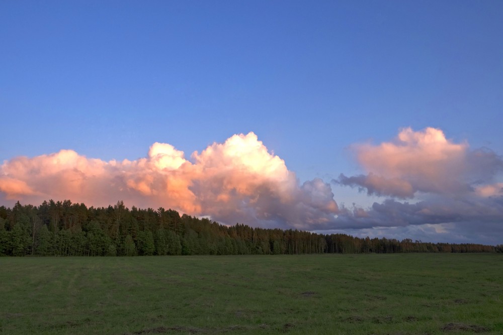 Ainava ar krāšņiem mākoņiem saulrietā Ainava ar krāšņiem mākoņiem saulrietā