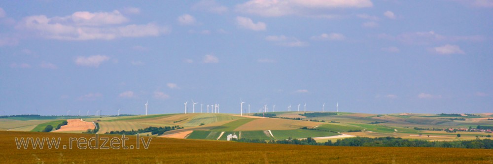 Francijas ainava ar vēja ģeneratoriem