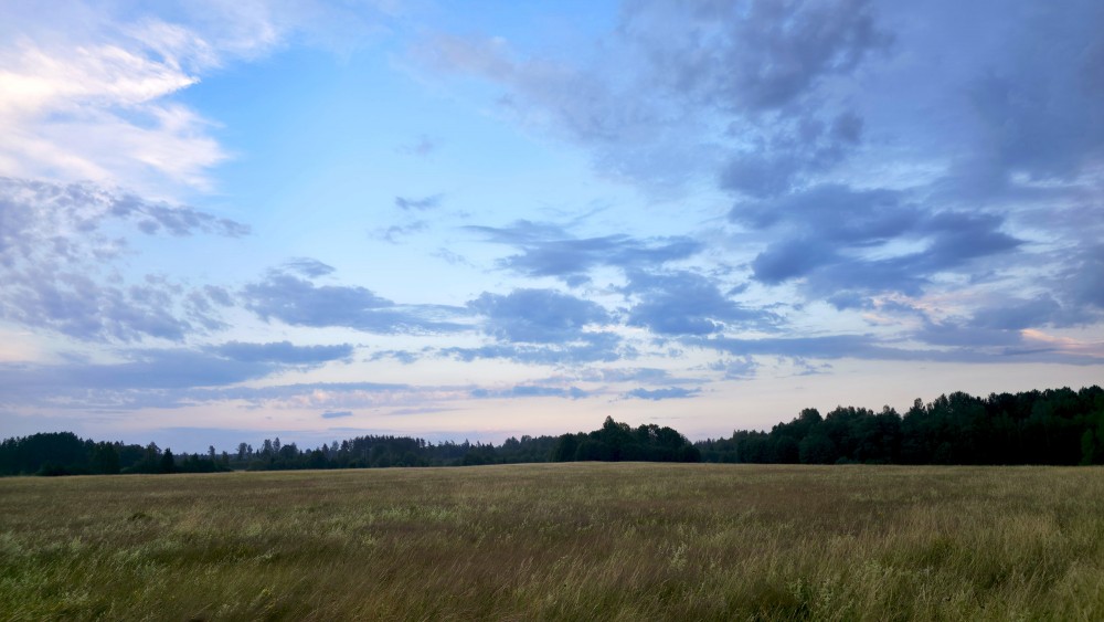 Vakara ainava, mākoņainas debesis