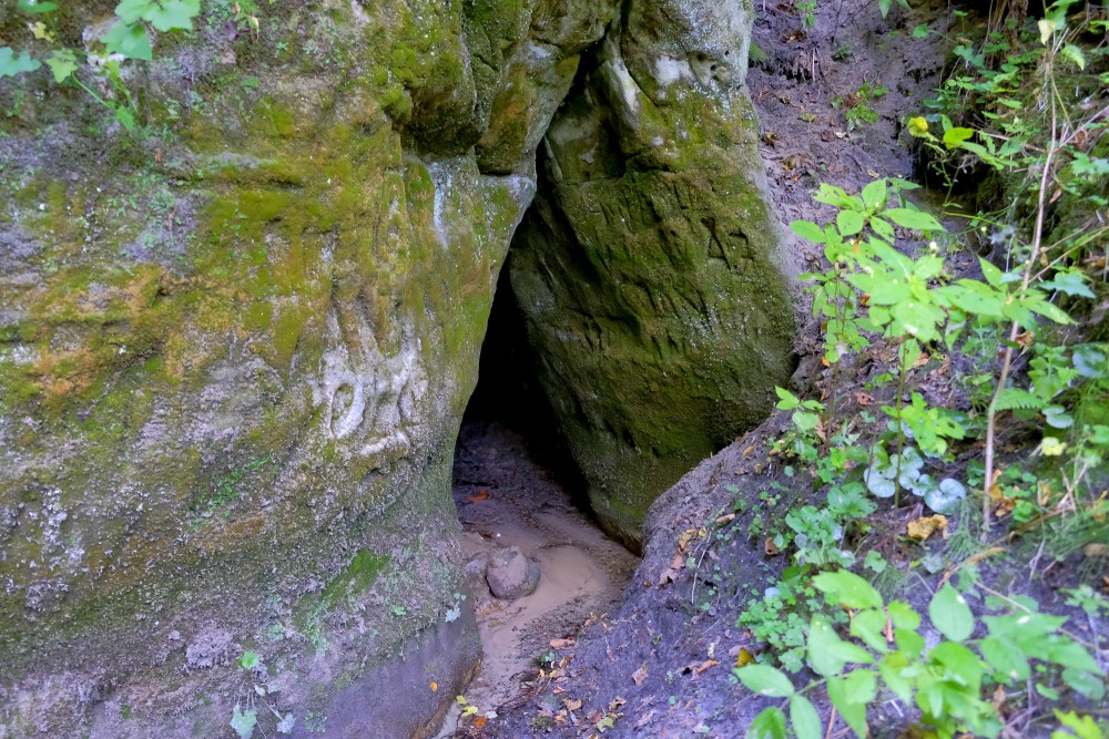Mazā Ellīte Cave