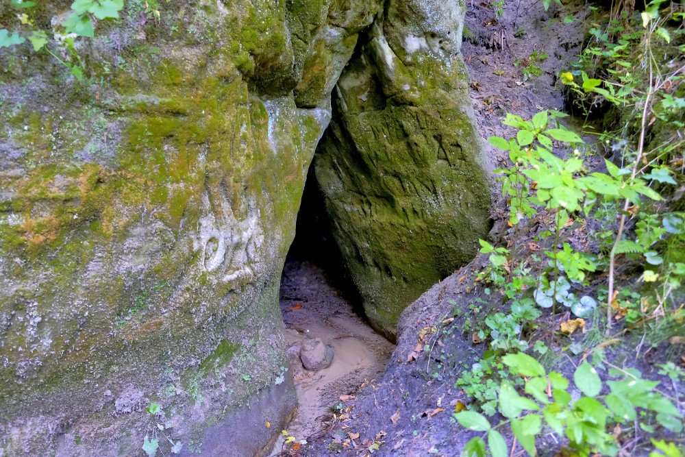 Mazā Ellīte Cave