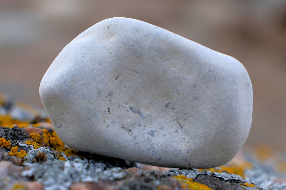 Neliels balts akmens