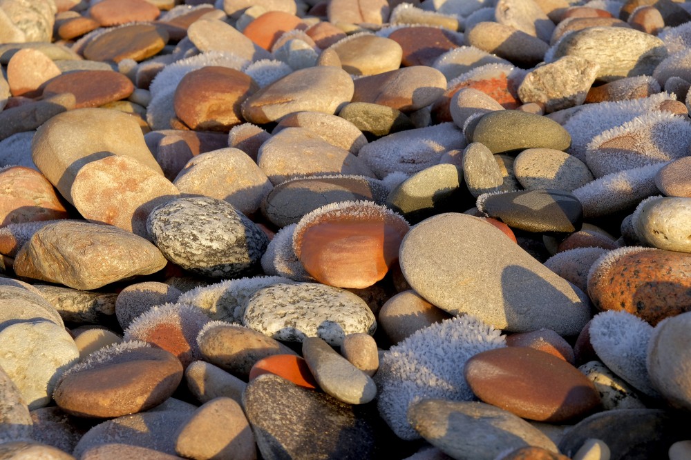 Akmeņi jūras krastā