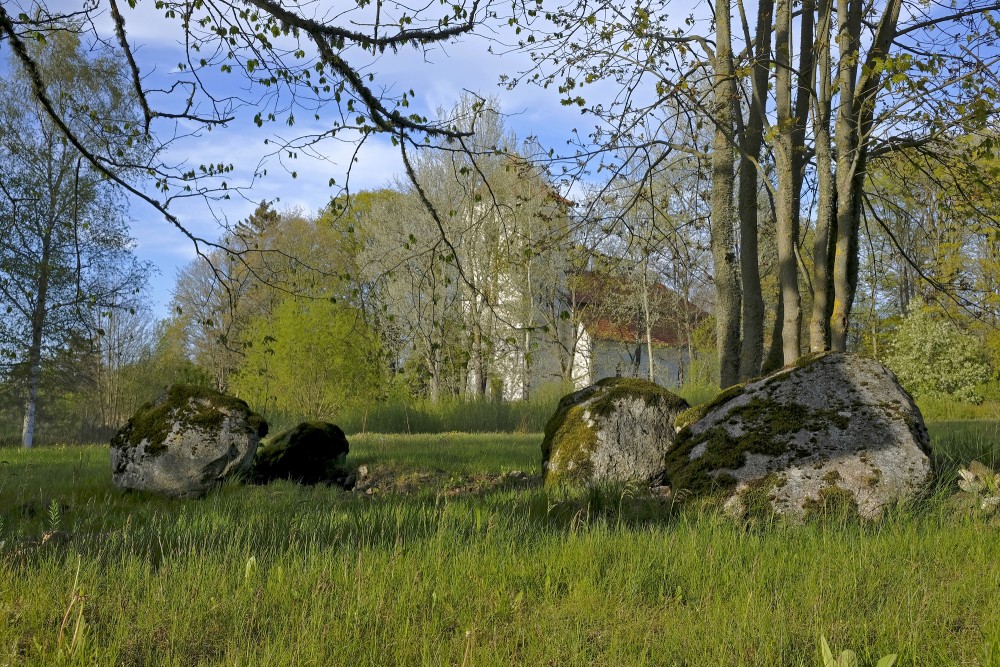 Lieli akmeņi, Piltenes luterāņu baznīca