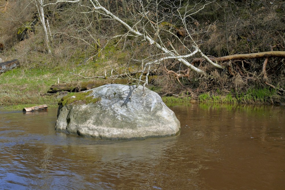 Akmens Viesatas upē