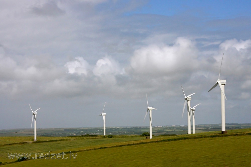 Anglijas ainava ar vēja ģeneratoriem