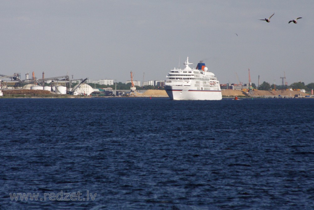 Kuģis EUROPA izejot no Rīgas ostas
