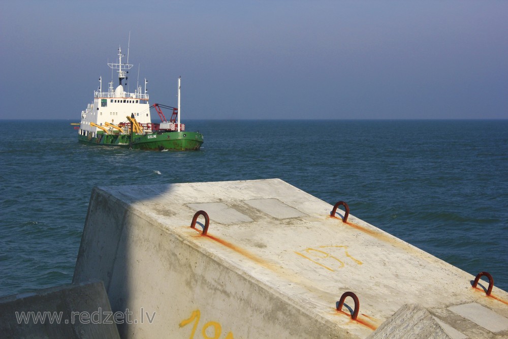 Dredge-pump Ship "Dzelme" approaching to the Southern Pier of Ventspils