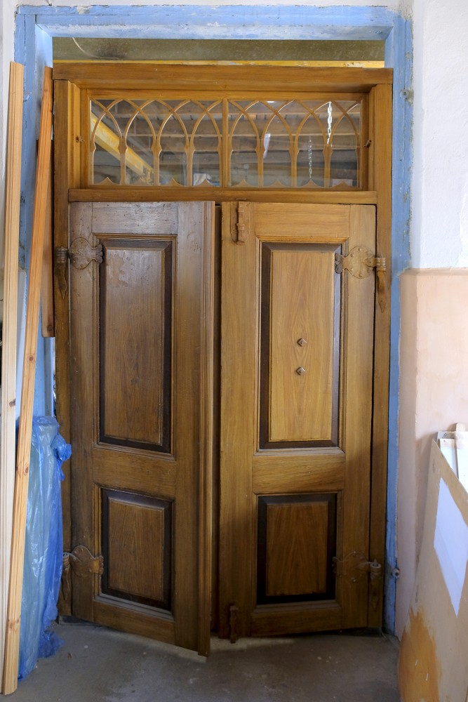 Koka durvju restaurācija un krāsošana