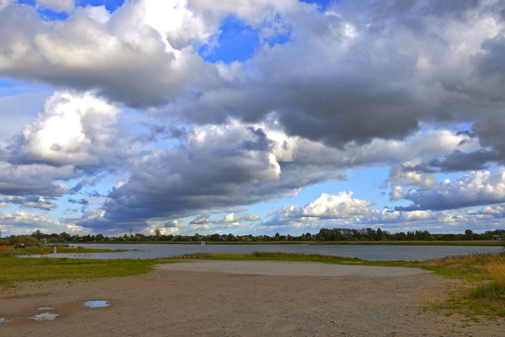 Ainava ar mākoņainām debesīm Ainava ar mākoņainām debesīm