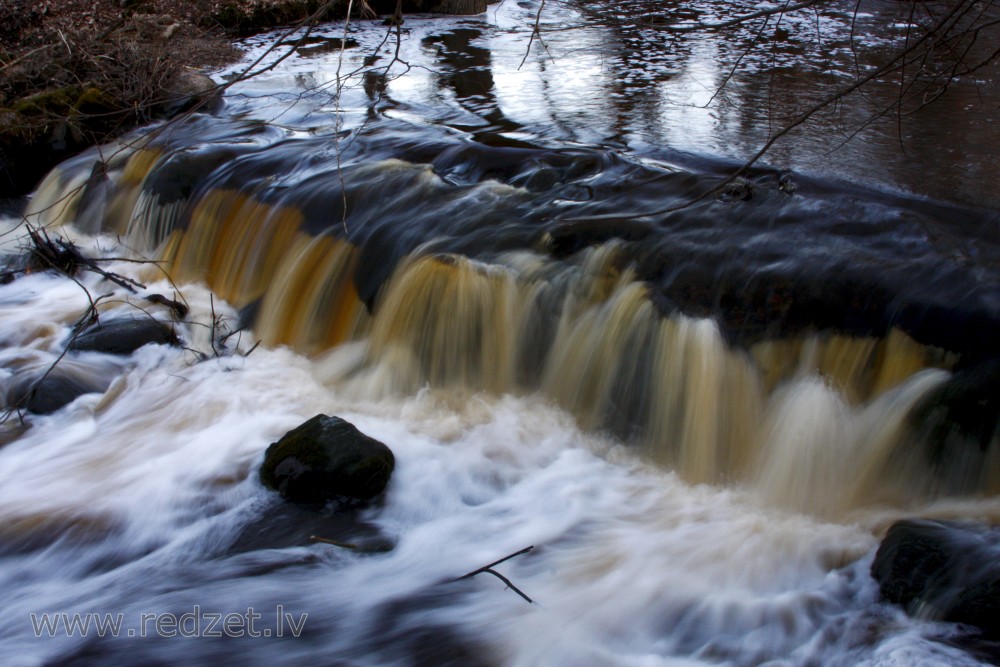 Mākslīgi veidots dambis starp Īvandes ūdenskritumiem Mākslīgi veidots dambis starp Īvandes ūdenskritumiem