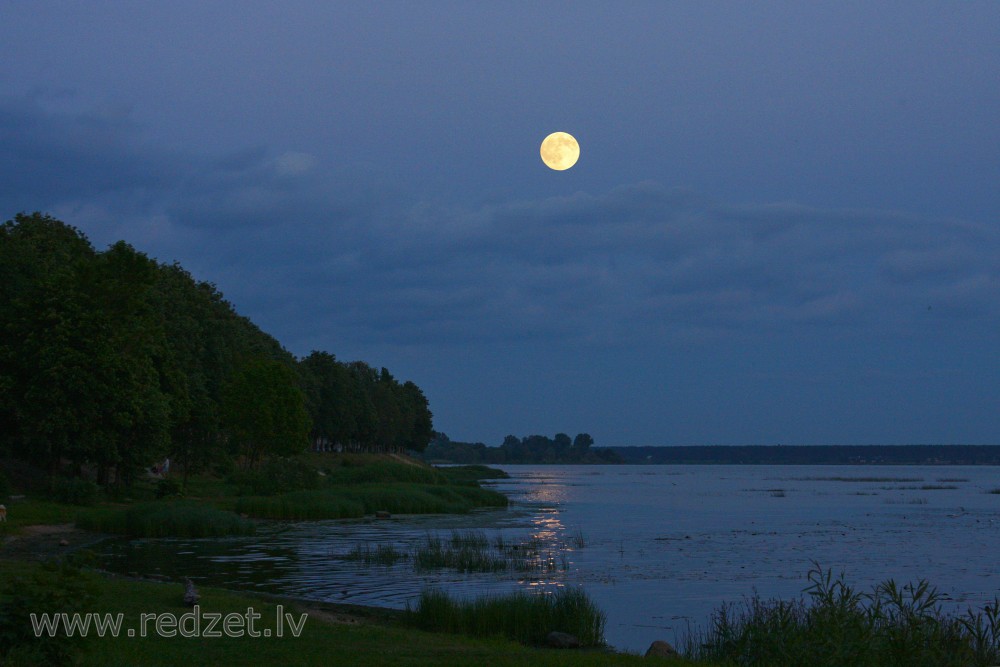 Daugava pie Ķengaraga naktī