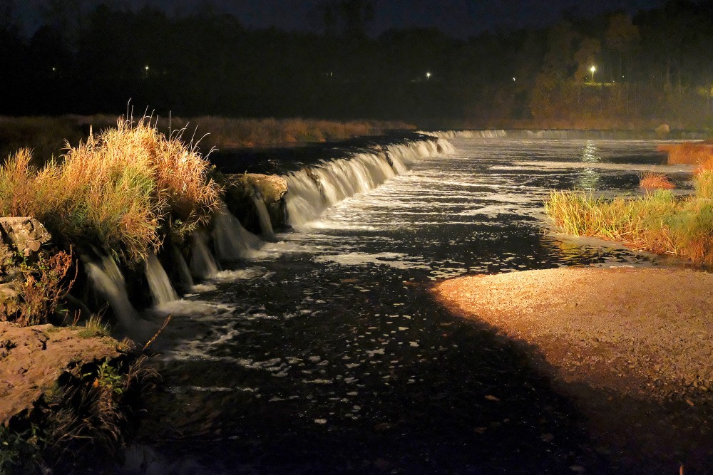 Prožektoru izgaismota Ventas rumba naktī