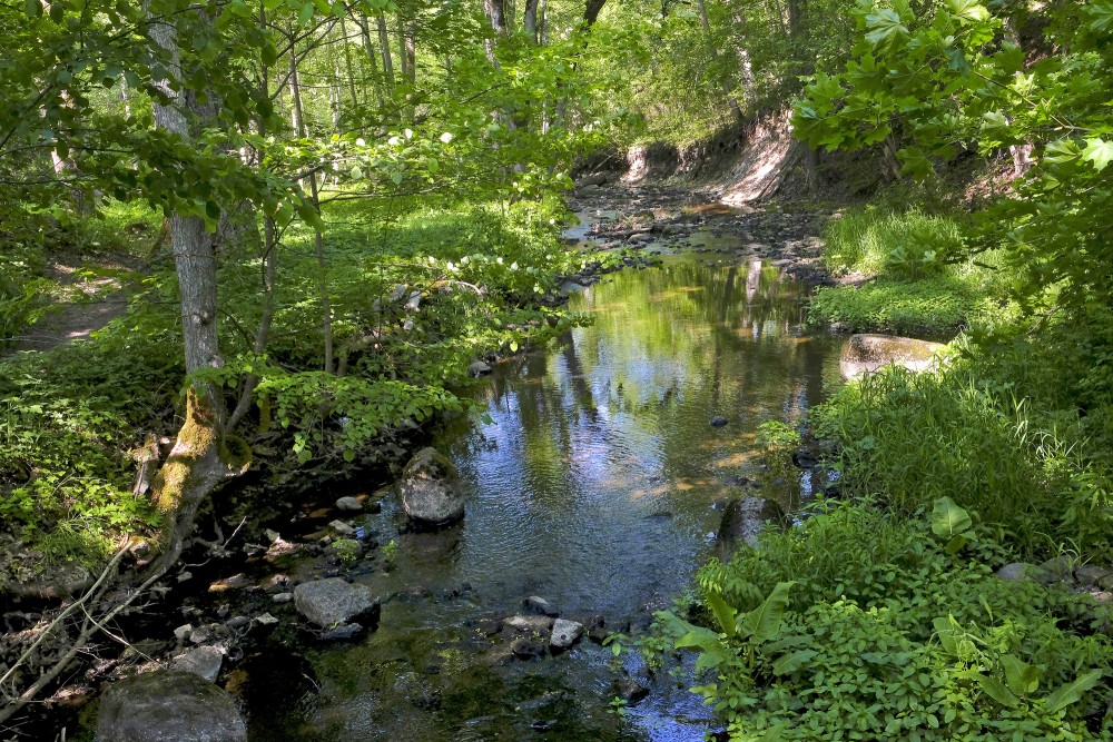Īvandes upe starp augšējo un apakšējo ūdenskritumu