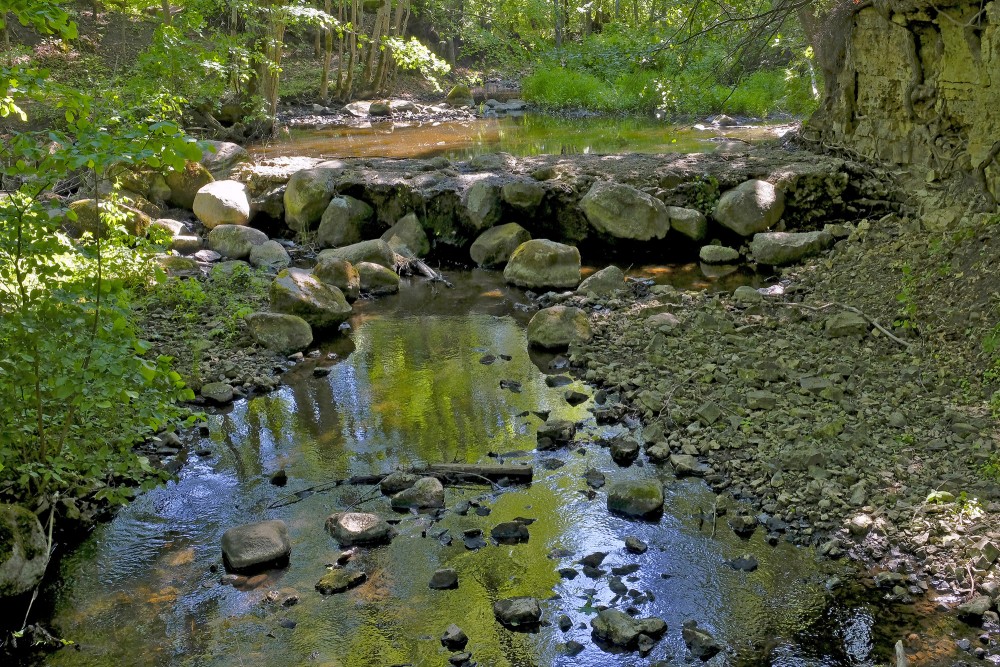 Mākslīgi veidots dambis starp Īvandes ūdenskritumiem