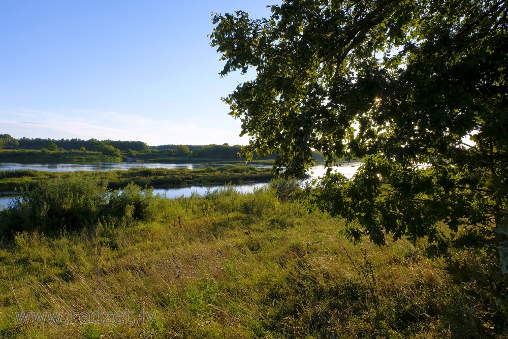 Daugava pie Madaliņas baznīcas