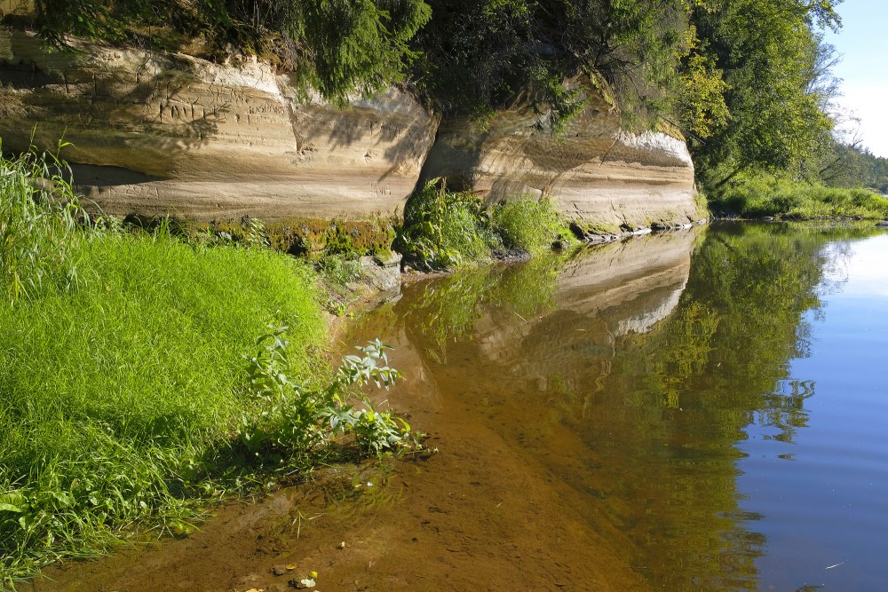 Liepas iezis (Baltā klints, Ozolu iezis)