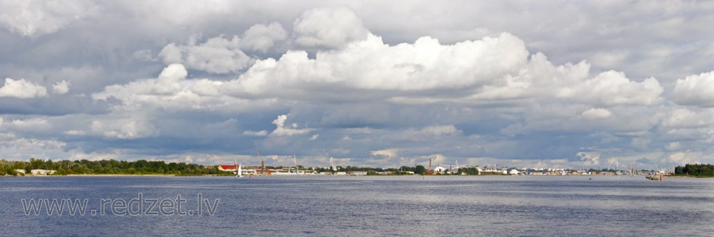 Daugava pie Daugavgrīvas, Rīgā