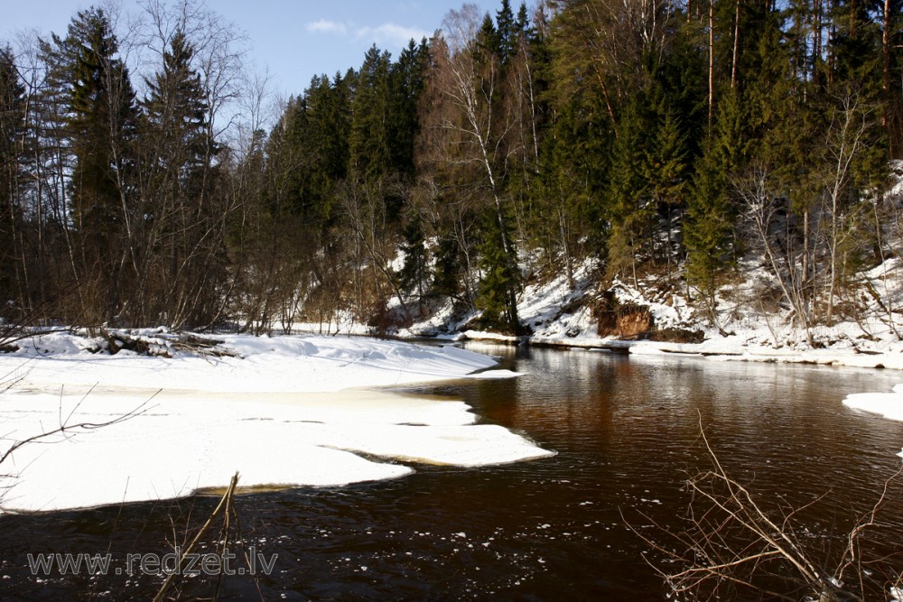 Amatas upe pavasarī