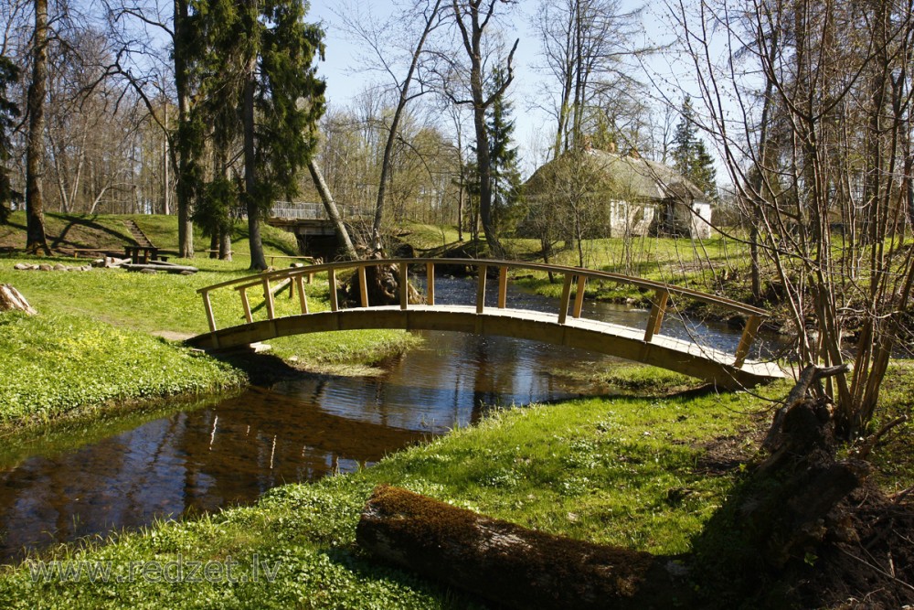 Mazbriedes upe pie Dikļiem