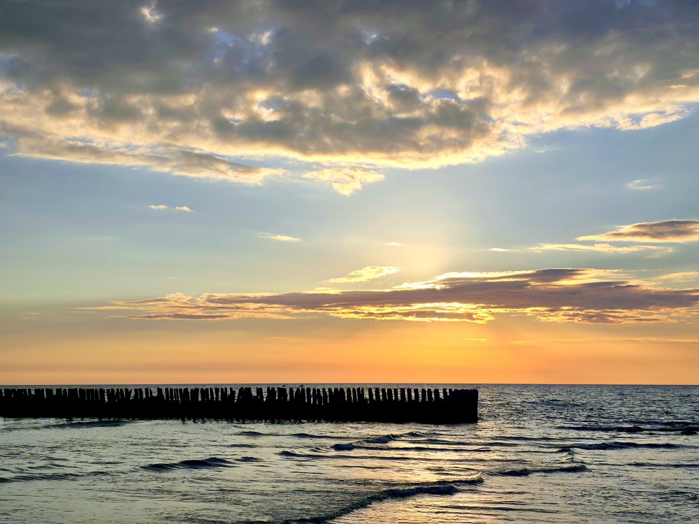 Saulriets Baltijas jūrā, steķi