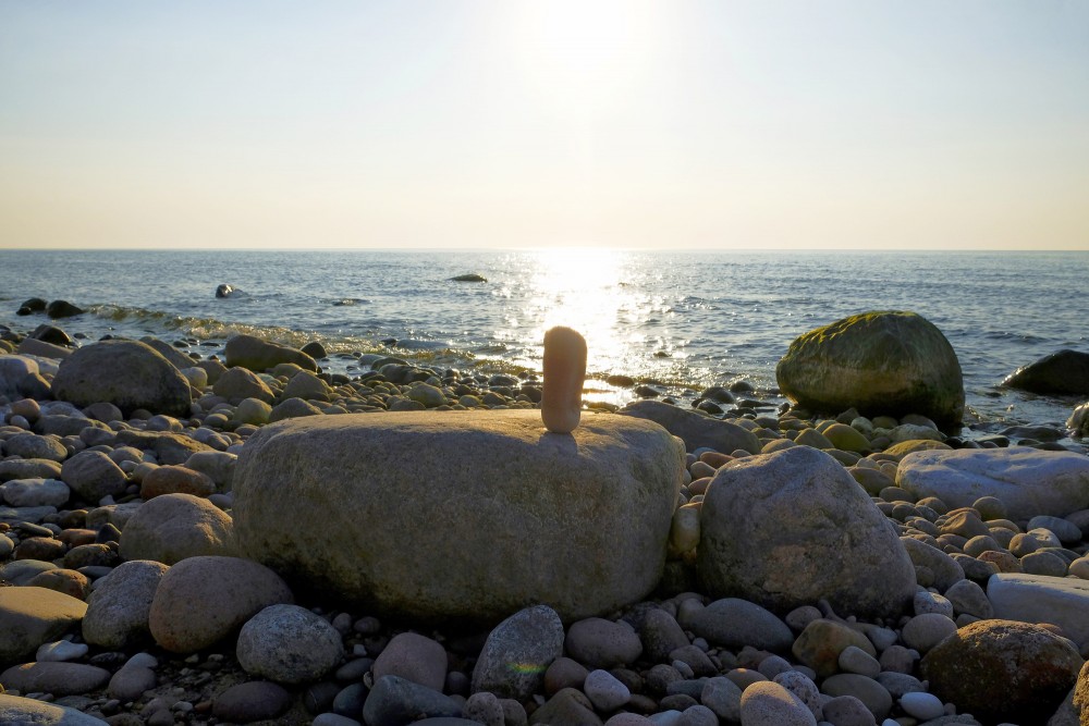 Akmeņu kompozīcija jūrmalā saulrieta gaismā Akmeņu kompozīcija jūrmalā saulrieta gaismā