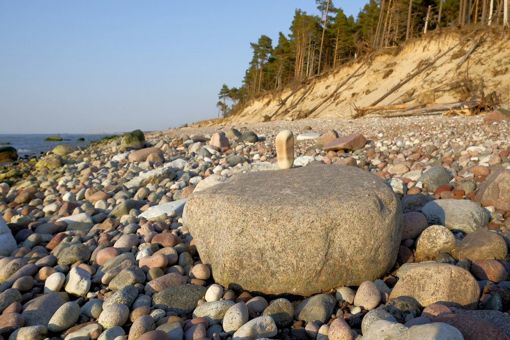 Akmeņu kompozīcija akmeņainā jūrmalā