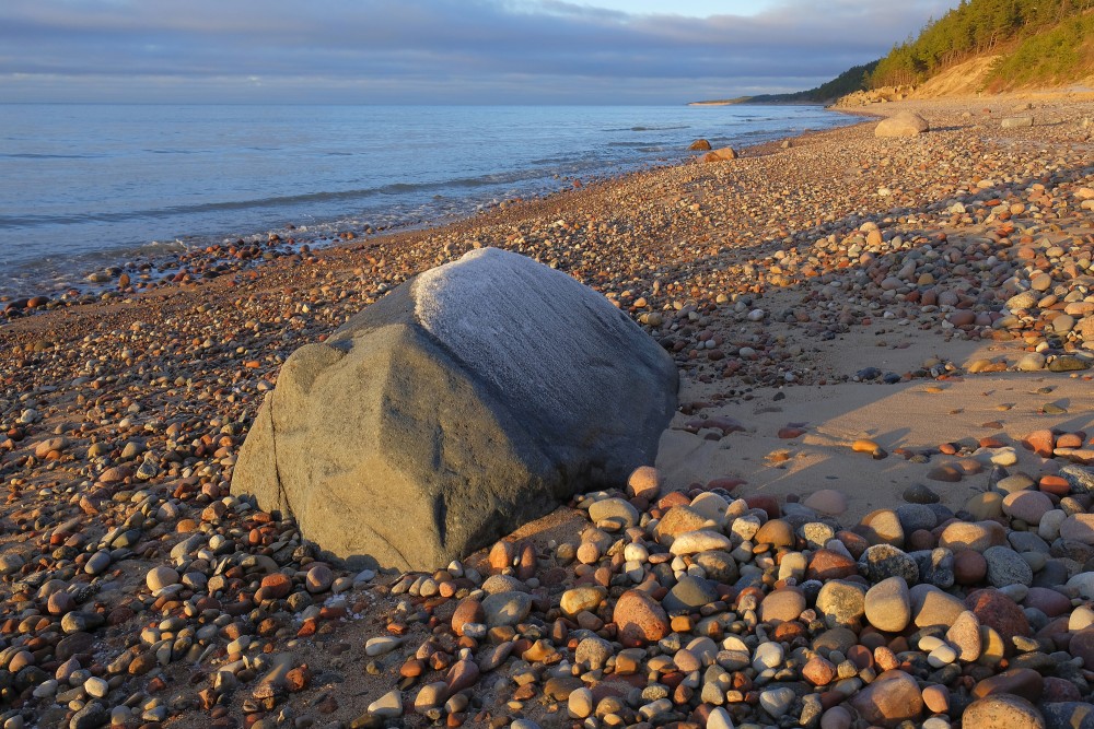 Jūras ainava ar akmeni