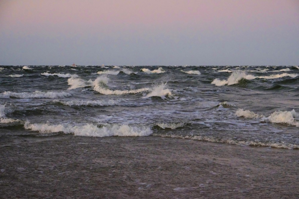 Viļņaina Baltijas jūra pie Kolkasraga
