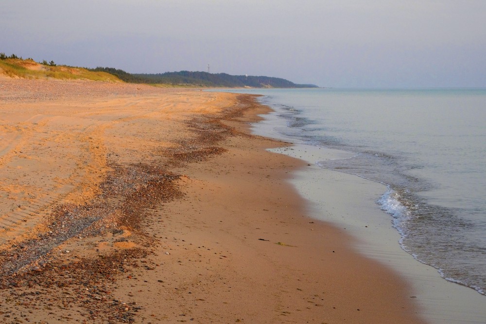 Skatoties uz Užavas bāku no Užavas pludmales