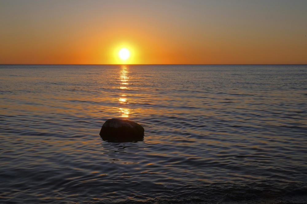 Saulriets Baltijas jūrā, akmens jūrā