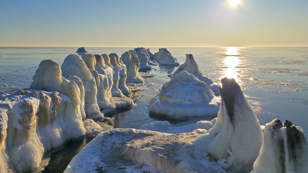 Ice piles and frozen piles on the frozen Pape coast