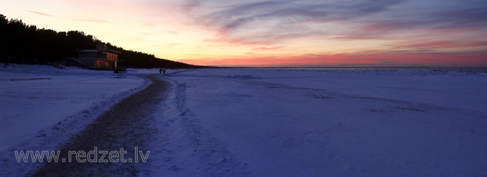 Ziemā pēc saulrieta Dubultu pludmalē