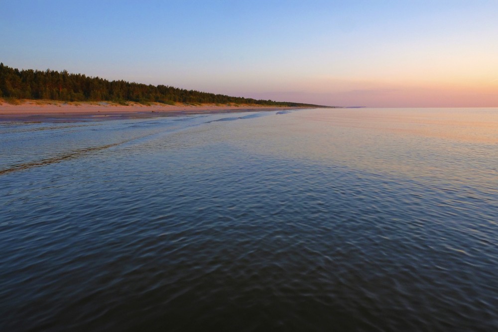 Mazirbes jūras piekraste vakara gaismā